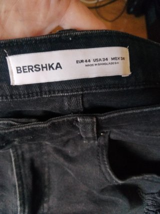 Pantalón corto chico negro desgastado