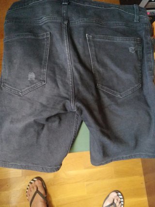 Pantalón corto chico negro desgastado