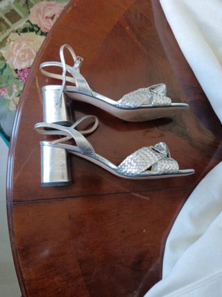 Sandalias plateadas Farrutx con lazo.