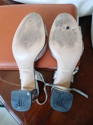 Sandalias plateadas Farrutx con lazo.
