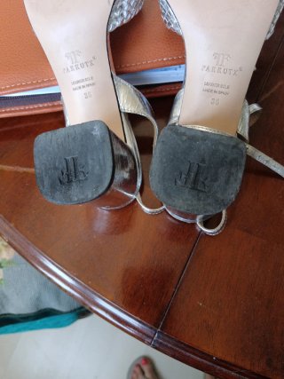 Sandalias plateadas Farrutx con lazo.