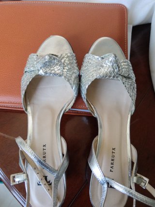Sandalias plateadas Farrutx con lazo.