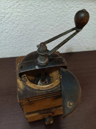 Antiguo molinillo de café de madera