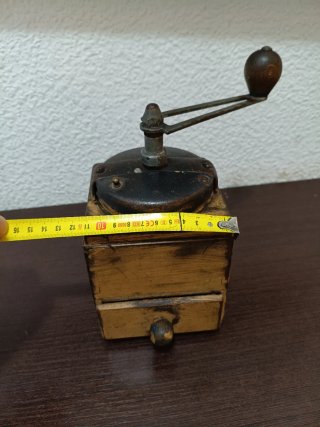 Antiguo molinillo de café de madera