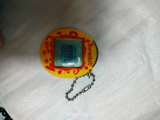 Tamagotchi Connection V1 Bandai Amarillo 2004