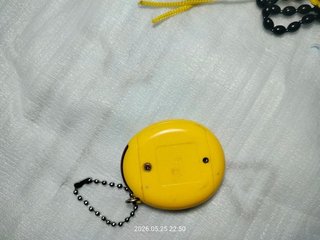 Tamagotchi Connection V1 Bandai Amarillo 2004