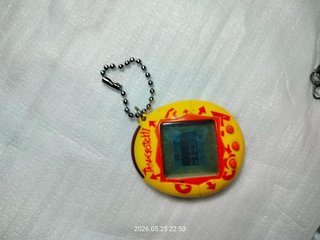 Tamagotchi Connection V1 Bandai Amarillo 2004