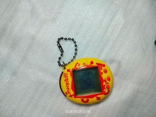 Tamagotchi Connection V1 Bandai Amarillo 2004