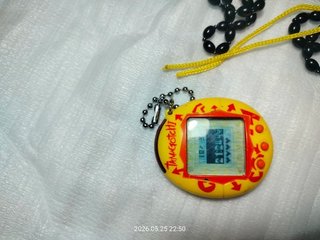 Tamagotchi Connection V1 Bandai Amarillo 2004