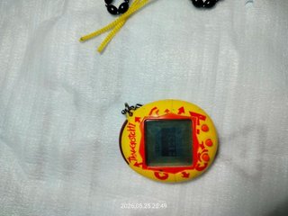 Tamagotchi Connection V1 Bandai Amarillo 2004