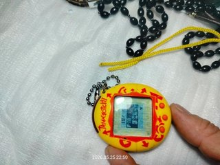 Tamagotchi Connection V1 Bandai Amarillo 2004