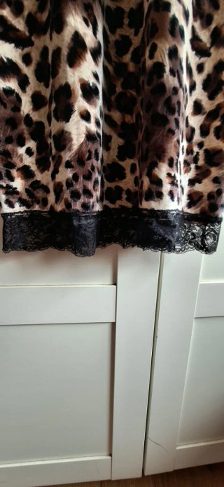 Vestido animal print con tiras y encaje