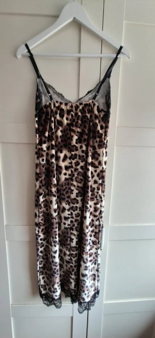 Vestido animal print con tiras y encaje