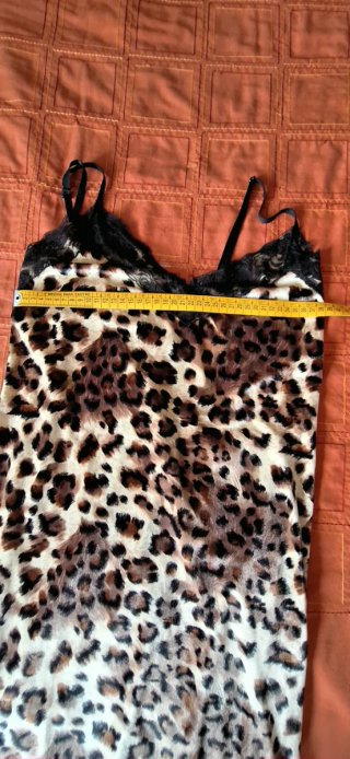 Vestido animal print con tiras y encaje