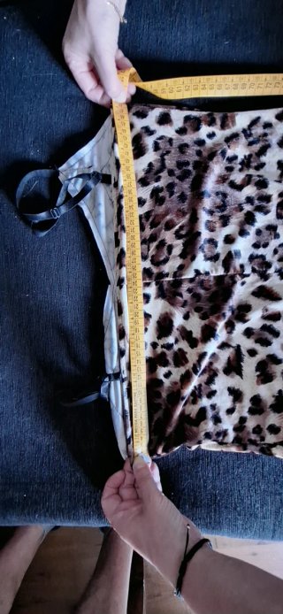 Vestido animal print con tiras y encaje