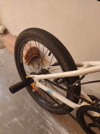 Bicicleta BMX Blanca y Azul