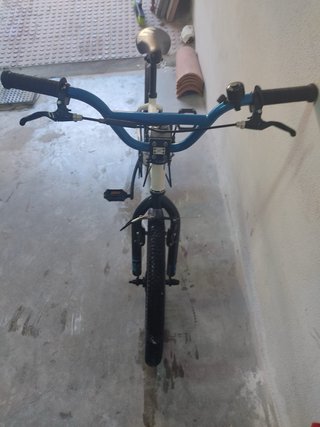 Bicicleta BMX Blanca y Azul