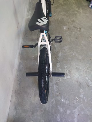Bicicleta BMX Blanca y Azul