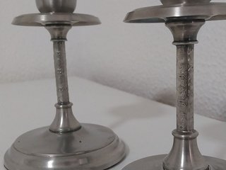 Pareja de candelabros vintage de peltre labrado