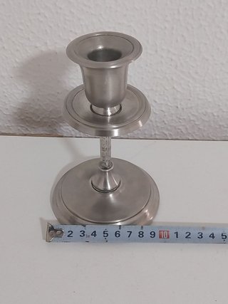 Pareja de candelabros vintage de peltre labrado
