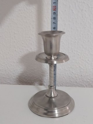 Pareja de candelabros vintage de peltre labrado
