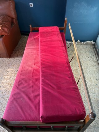 Sofá cama de metal y tela roja