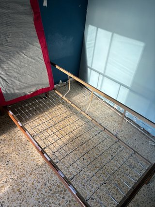Sofá cama de metal y tela roja