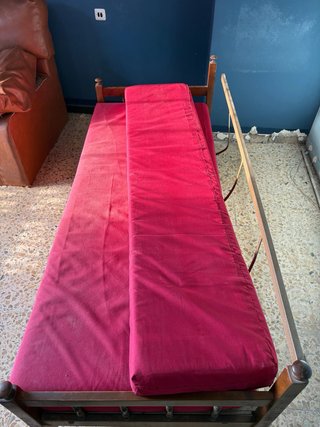 Sofá cama de metal y tela roja