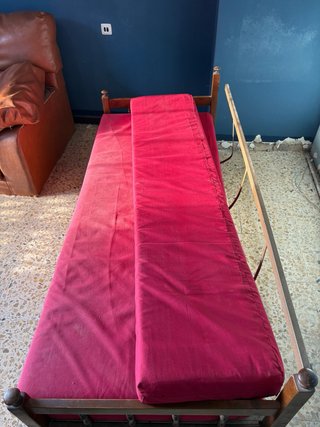 Sofá cama de metal y tela roja
