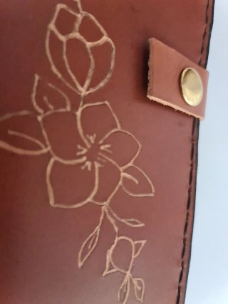 Cartera de Piel Marrón con Diseño Floral