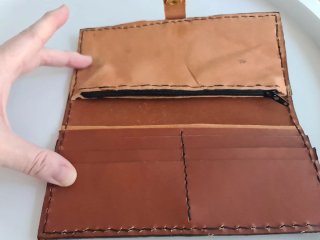 Cartera de Piel Marrón con Diseño Floral