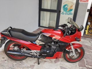 Kawasaki GPZ 900R Roja y Negra