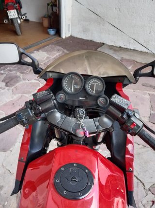 Kawasaki GPZ 900R Roja y Negra