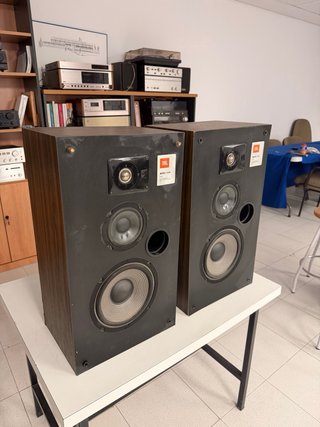 Altavoces JBL TLX6.