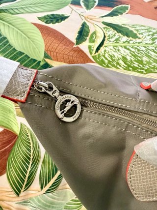 Bolso Longchamp Gris con detalles rojos