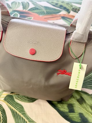 Bolso Longchamp Gris con detalles rojos