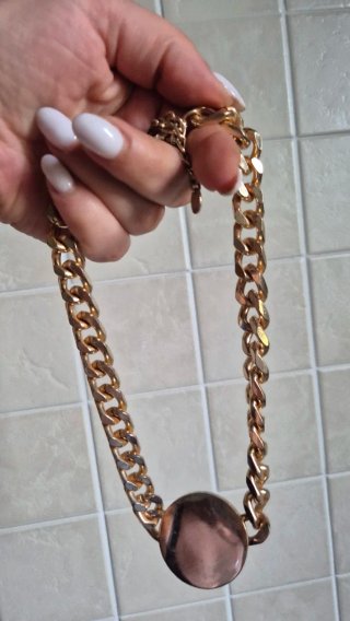 Collana catena dorata con pendente sferico