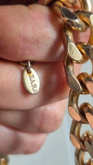 Collana catena dorata con pendente sferico
