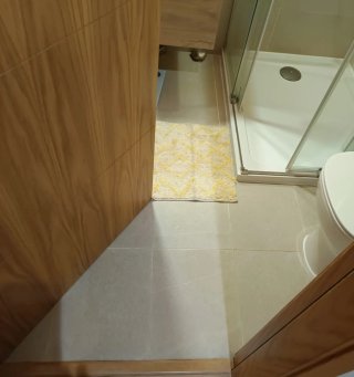 Alfombra de baño rectangular crema y amarilla