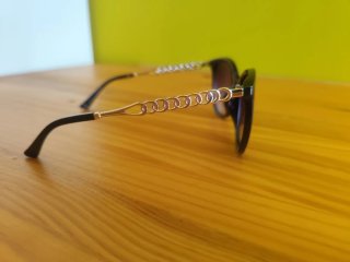 Gafas de sol negras y marrones