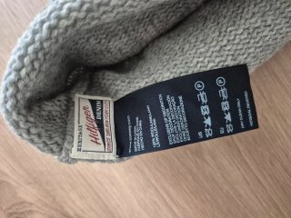 Gorro Tommy Hilfiger gris con pompón rojo