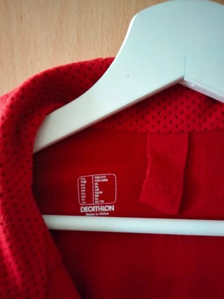 Chaqueta deportiva con capucha roja