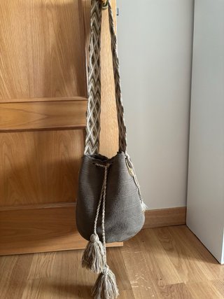 Bolso wayuu artesanal colombiano