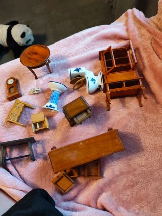 Mobili in miniatura per casa delle bambole