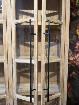 Vitrina de madera y cristal
