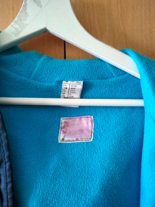 Chaqueta deportiva azul y negra