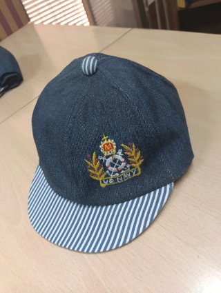 Gorra azul y blanca con escudo