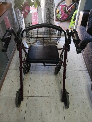 Andador 4 ruedas con asiento y cesta