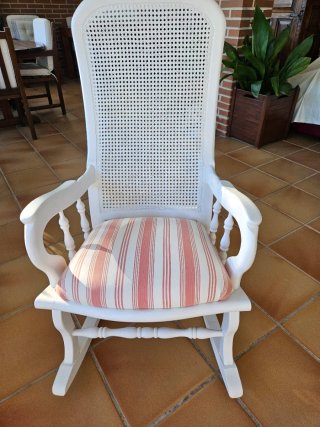 Dondola in legno e rattan