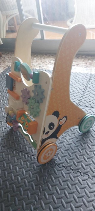 Correpasillos bebé de madera con actividades